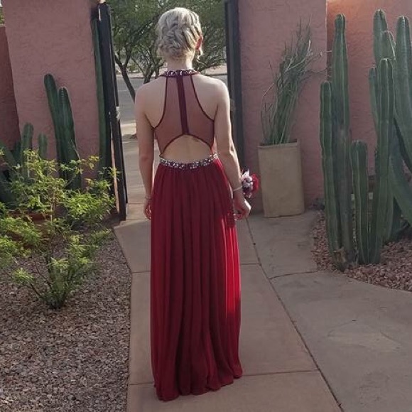 BEAUTIFUL MAROON PROM DRESS - Picture 2 of 8